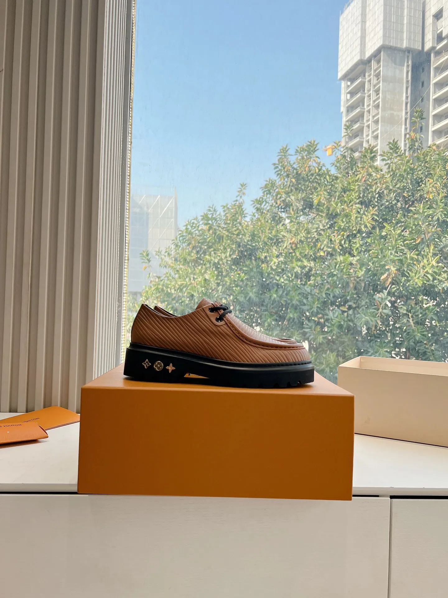👟👟Ex-factory price 720👟👟 What you see is what you get G199 top version Louis Vuitto Louis Vuitton LV donkey brand L Carrefour shoes Archlight classic Skate sports and leisure thick-soled shoes Your LV outfit is shared today Louis Vuitton Presbyopic thick-soled loafers Original purchase and development Production Original purchase and development Production This LV Archlight sneaker is from Cut from cow leather in a playful shape. Double laces embellished with Louis Vuitton logo beading. The wide tongue and wavy outsole establish recognition, both are decorated with the LV Circle logo ▪️Fabric: Original imported original material ▪️Inner lining: Original customized lining ▪️Sole: Original molded genuine ▪️Size: Women's 35-45 (please note male and female when ordering at 39.40, 45 is not refundable or exchangeable for customization)